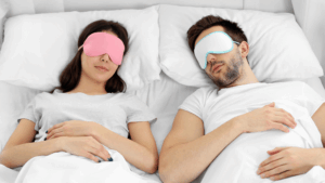 man en vrouw die slapen met een slaapmasker – beste slaapmasker 2025 vergelijking