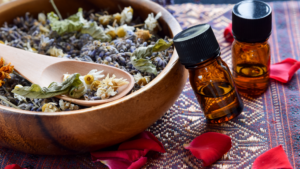 Aromatherapie olie gebruikt tijdens een avondroutine voor ontspanning en beter slapen