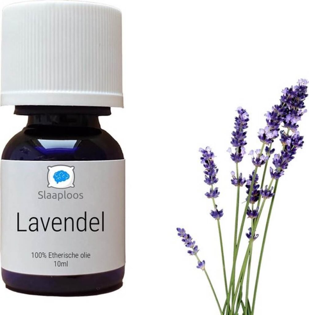 Slaaploos lavendel etherische olie gebruikt in diffuser voor de avond.