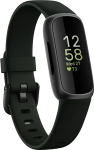 Zwarte Fitbit Inspire 3 fitness tracker met digitaal display, door ons getest als de beste waterproof slaaptracker van 2026.