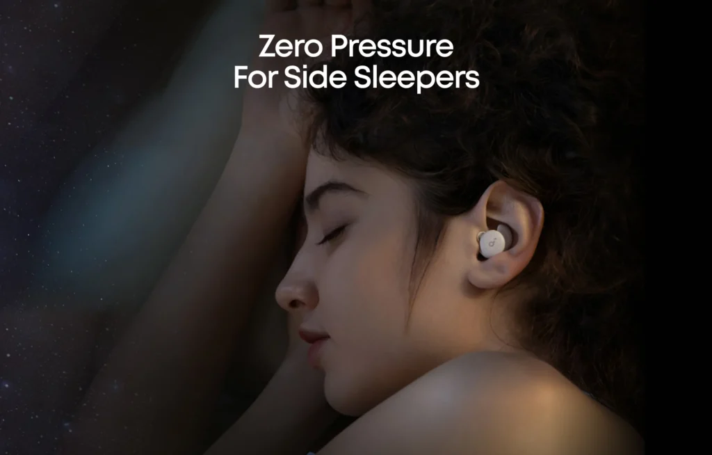 Zijslaper draagt de ultra-dunne Soundcore Sleep A20 oordopjes zonder druk op het oor.