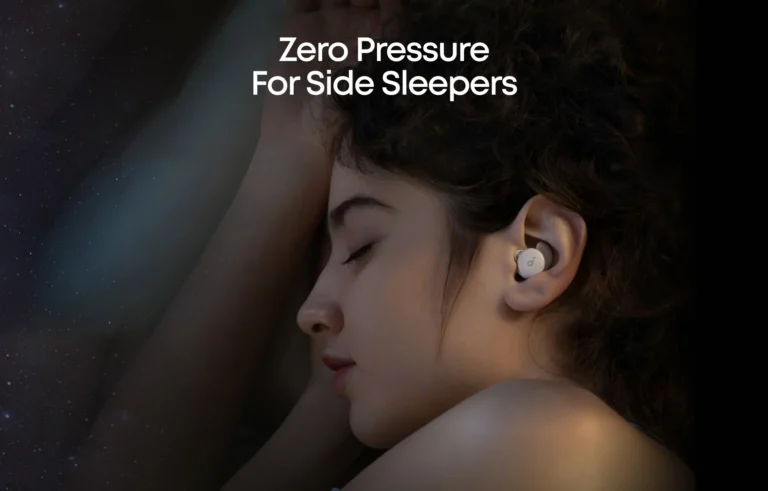 Zijslaper draagt de ultra-dunne Soundcore Sleep A20 oordopjes zonder druk op het oor.