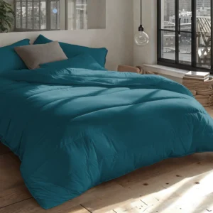 Het hoesloze Zelesta Everyday dekbed in de kleur nachtblauw, sfeervol opgemaakt op een bed.
